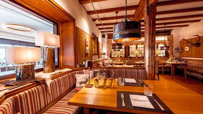 Gemütliches Restaurant mit Holzmöbeln und warmem Licht