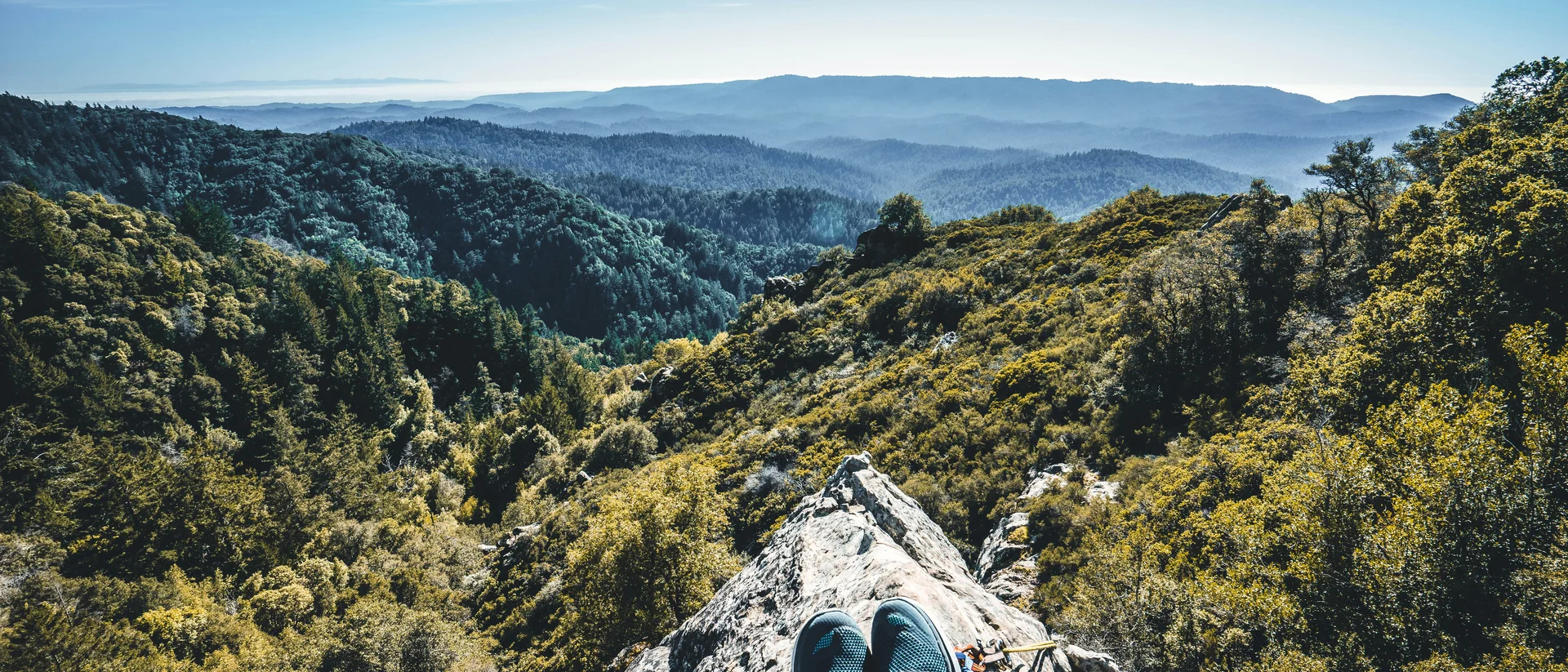 Burghotel Staufeneck: einfach überragend Blick von einer Bergspitze mit Schuhen auf bewaldete Berge unter blauem Himmel