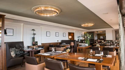Elegantes Restaurant mit modernem Interieur und gedeckten Tischen