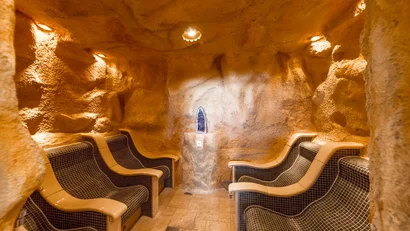 Gemütlicher Spa-Raum mit beheizten Sitzen in einer Höhle